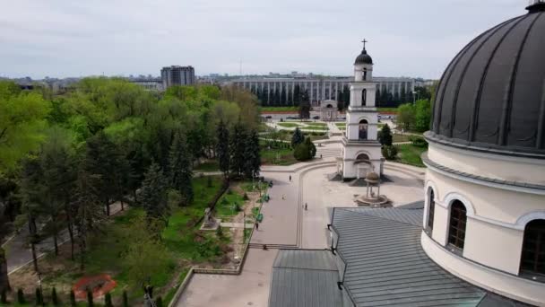 Panoramisch Uitzicht Central Park Met Klokkentoren Geboortekathedraal Met Toren Chisinau — Stockvideo