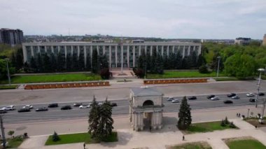 Moldova 'nın Chisinau, Moldova' daki Stefan cel Mare Bulvarı 'nda bulunan Moldova Cumhuriyeti Hükümet Binası ile birlikte Zafer Kemeri' nin panoramik hava aracı görüntüsü. 4K video