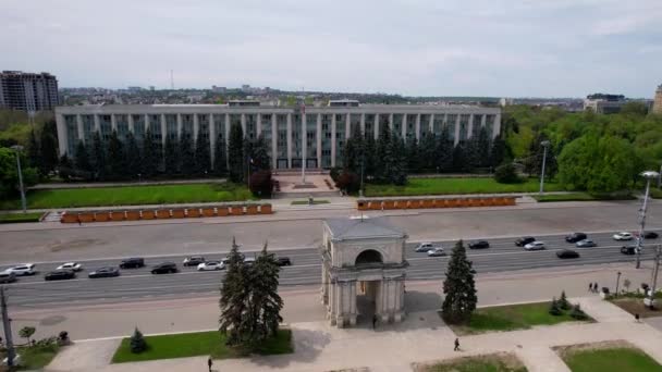 Панорамный Вид Воздуха Триумфальную Арку Площадь Великого Национального Собрания Зданием — стоковое видео