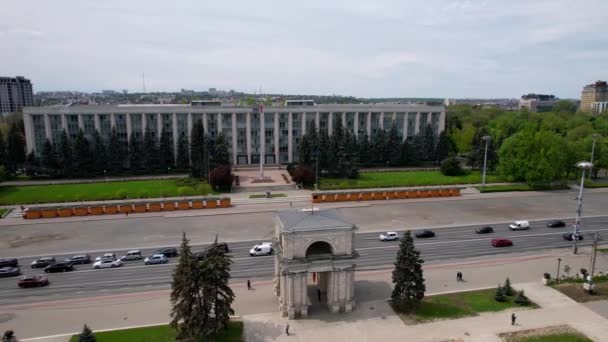 モルドバのシナウのブールバードにあるモルドバ共和国政府ビルディングを持つ大国会議事堂トライアンファルアーのパノラマ空中ドローンビュー 4Kビデオ — ストック動画