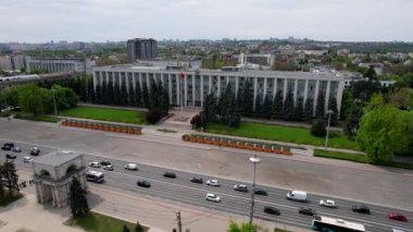 Moldova 'nın Chisinau, Moldova' daki Stefan cel Mare Bulvarı 'nda bulunan Moldova Cumhuriyeti Hükümet Binası ile birlikte Zafer Kemeri' nin panoramik hava aracı görüntüsü. 4K video