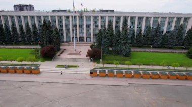 Moldova 'nın Chisinau, Moldova' daki Stefan cel Mare Bulvarı 'nda bulunan Moldova Cumhuriyeti Hükümet Binası ile birlikte Zafer Kemeri' nin panoramik hava aracı görüntüsü. 4K video
