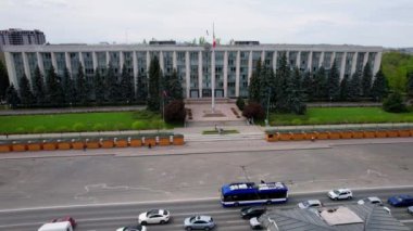 Moldova 'nın Chisinau, Moldova' daki Stefan cel Mare Bulvarı 'nda bulunan Moldova Cumhuriyeti Hükümet Binası ile birlikte Zafer Kemeri' nin panoramik hava aracı görüntüsü. 4K video