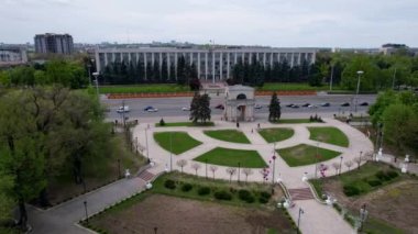 Moldova 'nın Chisinau, Moldova' daki Stefan cel Mare Bulvarı 'nda bulunan Moldova Cumhuriyeti Hükümet Binası ile birlikte Zafer Kemeri' nin panoramik hava aracı görüntüsü. 4K video