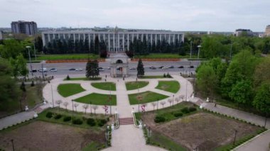 Moldova 'nın Chisinau, Moldova' daki Stefan cel Mare Bulvarı 'nda bulunan Moldova Cumhuriyeti Hükümet Binası ile birlikte Zafer Kemeri' nin panoramik hava aracı görüntüsü. 4K video