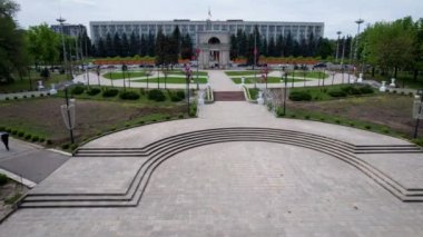 Moldova 'nın Chisinau, Moldova' daki Stefan cel Mare Bulvarı 'nda bulunan Moldova Cumhuriyeti Hükümet Binası ile birlikte Zafer Kemeri' nin panoramik hava aracı görüntüsü. 4K video
