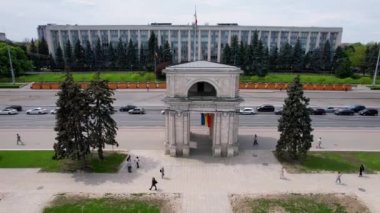 Moldova 'nın Chisinau, Moldova' daki Stefan cel Mare Bulvarı 'nda bulunan Moldova Cumhuriyeti Hükümet Binası ile birlikte Zafer Kemeri' nin panoramik hava aracı görüntüsü. 4K video