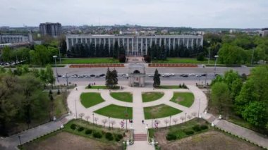 Moldova 'nın Chisinau, Moldova' daki Stefan cel Mare Bulvarı 'nda bulunan Moldova Cumhuriyeti Hükümet Binası ile birlikte Zafer Kemeri' nin panoramik hava aracı görüntüsü. 4K video