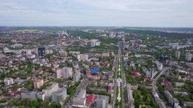 Moldova 'daki Chisinau' nun hava panoramik görüntüsü. Yolları, binaları, arabaları, evlerin çatıları ve bahar ağaçları gün ışığında. Chisinau, Moldova Cumhuriyeti 'nin başkenti. 4K video