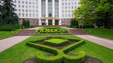 İlkbahar zamanı Chisinau 'daki Moldova Parlamentosu binasının panoramik hava aracı görüntüsü. Moldova Parlamentosu - Parlamentul Republicii Moldova binasının girişinde ana yazıt. 4K