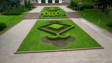 İlkbahar zamanı Chisinau 'daki Moldova Parlamentosu binasının panoramik hava aracı görüntüsü. Moldova Parlamentosu - Parlamentul Republicii Moldova binasının girişinde ana yazıt. 4K