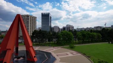 Büyük Vatanseverlik Savaşı 'na adanmış askeri zafer parkındaki Sonsuzluk Anıtı' nın panoramik hava aracı görüntüsü. Kırmızı taş piramidi, 5 vatozu tüfek olarak stilize edilmiştir. Chisinau, Moldova. 4K