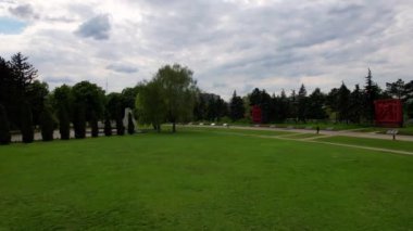 Büyük Vatanseverlik Savaşı 'na adanmış askeri zafer parkındaki Sonsuzluk Anıtı' nın panoramik hava aracı görüntüsü. Kırmızı taş piramidi, 5 vatozu tüfek olarak stilize edilmiştir. Chisinau, Moldova. 4K