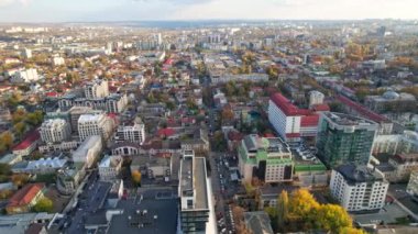 Moldova 'nın başkenti Chisinau' da arka planda Moldova Cumhuriyeti bayrağı bulunan Büyük Ulusal Meclis Meydanı 'nın panoramik hava aracı görüntüsü. 4K video