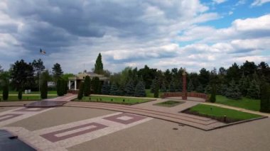 Büyük Vatanseverlik Savaşı 'na adanmış askeri zafer parkındaki Sonsuzluk Anıtı' nın panoramik hava aracı görüntüsü. Kırmızı taş piramidi, 5 vatozu tüfek olarak stilize edilmiştir. Chisinau, Moldova. 4K