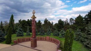 Büyük Vatanseverlik Savaşı 'na adanmış askeri zafer parkındaki Sonsuzluk Anıtı' nın panoramik hava aracı görüntüsü. Kırmızı taş piramidi, 5 vatozu tüfek olarak stilize edilmiştir. Chisinau, Moldova. 4K