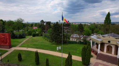 Büyük Vatanseverlik Savaşı 'na adanmış askeri zafer parkındaki Sonsuzluk Anıtı' nın panoramik hava aracı görüntüsü. Kırmızı taş piramidi, 5 vatozu tüfek olarak stilize edilmiştir. Chisinau, Moldova. 4K