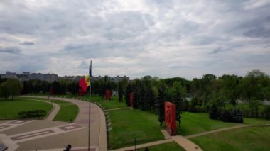 Büyük Vatanseverlik Savaşı 'na adanmış askeri zafer parkındaki Sonsuzluk Anıtı' nın panoramik hava aracı görüntüsü. Kırmızı taş piramidi, 5 vatozu tüfek olarak stilize edilmiştir. Chisinau, Moldova. 4K