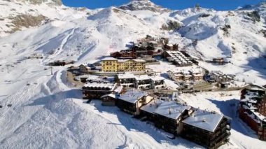 Kayak pistlerindeki panoramik hava aracı manzarası, dağ kayağı ve popüler tatil köyü. Aosta Vadisi 'ndeki Alplerdeki İtalyan kayak merkezi. Kış manzarası. İtalya, Breuil Cervinia. 4K video