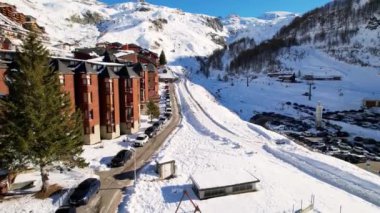 Kayak pistlerindeki panoramik hava aracı manzarası, dağ kayağı ve popüler tatil köyü. Aosta Vadisi 'ndeki Alplerdeki İtalyan kayak merkezi. Kış manzarası. İtalya, Breuil Cervinia. 4K video