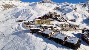Kayak pistlerindeki panoramik hava aracı manzarası, dağ kayağı ve İsviçre ve İtalya sınırındaki popüler tatil köyü. Aosta Vadisi, Breuil Cervinia 'daki Alpler' de kış manzarası. 4K video