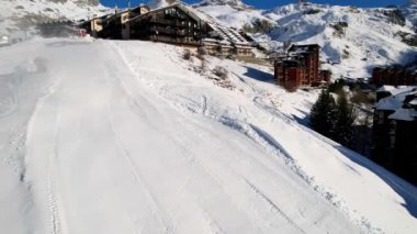 Kayak pistlerindeki panoramik hava aracı manzarası, dağ kayağı ve İsviçre ve İtalya sınırındaki popüler tatil köyü. Aosta Vadisi, Breuil Cervinia 'daki Alpler' de kış manzarası. 4K video