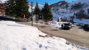 Kayak pistlerindeki panoramik hava aracı manzarası, dağ kayağı ve popüler tatil köyü. Aosta Vadisi 'ndeki Alplerdeki İtalyan kayak merkezi. Kış manzarası. İtalya, Breuil Cervinia. 4K video