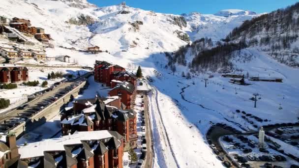 滑雪场 高山滑雪场和旅游胜地的全景无人驾驶飞机景观 冬季意大利奥斯塔山谷阿尔卑斯山滑雪胜地 冬季风景 意大利 Breuil Cervinia 4K视频 — 图库视频影像