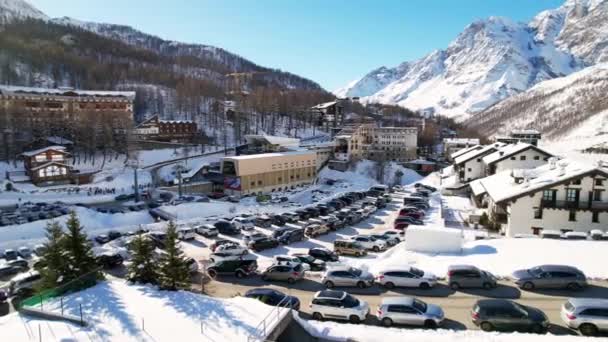 位于瑞士和意大利边境的滑雪场 高山滑雪场和旅游胜地的全景无人驾驶飞机景观 奥斯塔山谷阿尔卑斯山的冬季风景 Breuil Cervinia 4K视频 — 图库视频影像
