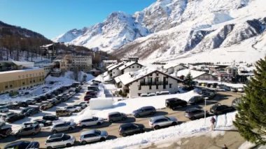 Kayak pistlerindeki panoramik hava aracı manzarası, dağ kayağı ve popüler tatil köyü. Aosta Vadisi 'ndeki Alplerdeki İtalyan kayak merkezi. Kış manzarası. İtalya, Breuil Cervinia. 4K video