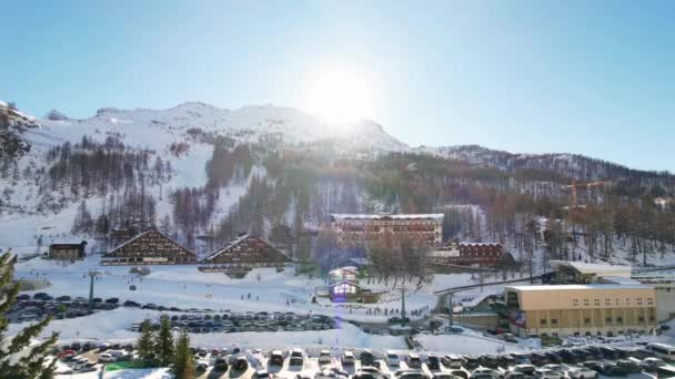 位于瑞士和意大利边境的滑雪场 高山滑雪场和旅游胜地的全景无人驾驶飞机景观 奥斯塔山谷阿尔卑斯山的冬季风景 Breuil Cervinia 4K视频 — 图库视频影像