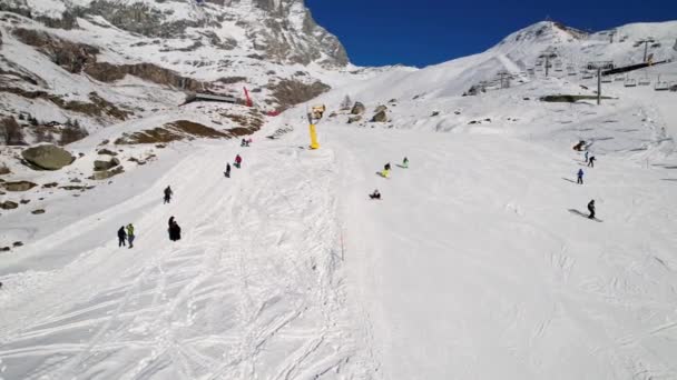 滑雪场 高山滑雪场和旅游胜地的全景无人驾驶飞机景观 冬季意大利奥斯塔山谷阿尔卑斯山滑雪胜地 冬季风景 意大利 Breuil Cervinia 4K视频 — 图库视频影像
