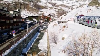 Kayak pistlerindeki panoramik hava aracı manzarası, dağ kayağı ve İsviçre ve İtalya sınırındaki popüler tatil köyü. Aosta Vadisi, Breuil Cervinia 'daki Alpler' de kış manzarası. 4K video