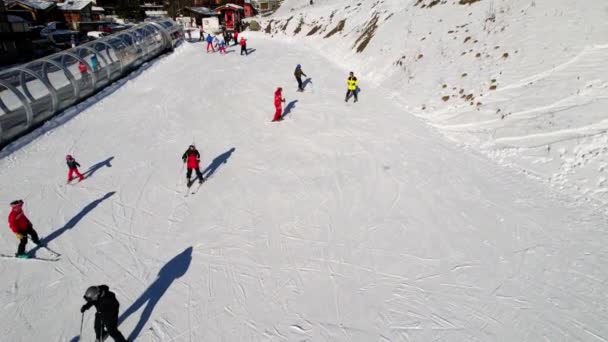 Vista Panorámica Panorámica Las Pistas Esquí Esquí Montaña Popular Ciudad — Vídeos de Stock