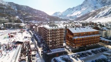 Kayak pistlerindeki panoramik hava aracı manzarası, dağ kayağı ve popüler tatil köyü. Aosta Vadisi 'ndeki Alplerdeki İtalyan kayak merkezi. Kış manzarası. İtalya, Breuil Cervinia. 4K video