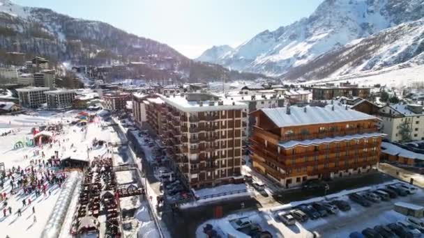 スキー場 山岳スキー場 国境スイスとイタリアに位置する人気のリゾートタウンでのパノラマ空中ドローン景色 アオスタバレーのアルプスの冬の風景 ブリュイル セルビニア 4Kビデオ — ストック動画