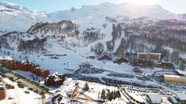 Kayak pistlerindeki panoramik hava aracı manzarası, dağ kayağı ve İsviçre ve İtalya sınırındaki popüler tatil köyü. Aosta Vadisi, Breuil Cervinia 'daki Alpler' de kış manzarası. 4K video