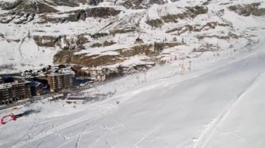 Kayak pistlerindeki panoramik hava aracı manzarası, dağ kayağı ve popüler tatil köyü. Aosta Vadisi 'ndeki Alplerdeki İtalyan kayak merkezi. Kış manzarası. İtalya, Breuil Cervinia. 4K video