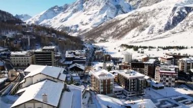 Kayak pistlerindeki panoramik hava aracı manzarası, dağ kayağı ve İsviçre ve İtalya sınırındaki popüler tatil köyü. Aosta Vadisi, Breuil Cervinia 'daki Alpler' de kış manzarası. 4K video