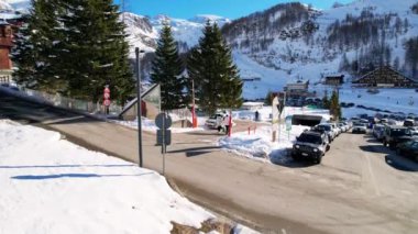 Kayak pistlerindeki panoramik hava aracı manzarası, dağ kayağı ve İsviçre ve İtalya sınırındaki popüler tatil köyü. Aosta Vadisi, Breuil Cervinia 'daki Alpler' de kış manzarası. 4K video
