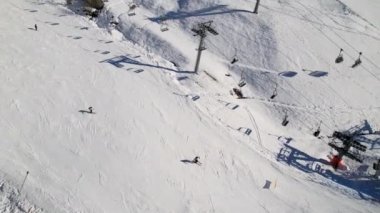 Kayak pistlerindeki panoramik hava aracı manzarası, dağ kayağı ve popüler tatil köyü. Aosta Vadisi 'ndeki Alplerdeki İtalyan kayak merkezi. Kış manzarası. İtalya, Breuil Cervinia. 4K video