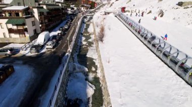 Kayak pistlerindeki panoramik hava aracı manzarası, dağ kayağı ve popüler tatil köyü. Aosta Vadisi 'ndeki Alplerdeki İtalyan kayak merkezi. Kış manzarası. İtalya, Breuil Cervinia. 4K video