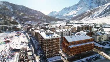 Kayak pistlerindeki panoramik hava aracı manzarası, dağ kayağı ve popüler tatil köyü. Aosta Vadisi 'ndeki Alplerdeki İtalyan kayak merkezi. Kış manzarası. İtalya, Breuil Cervinia. 4K video