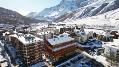 Kayak pistlerindeki panoramik hava aracı manzarası, dağ kayağı ve İsviçre ve İtalya sınırındaki popüler tatil köyü. Aosta Vadisi, Breuil Cervinia 'daki Alpler' de kış manzarası. 4K video
