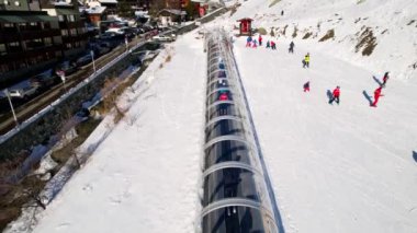 Kayak pistlerindeki panoramik hava aracı manzarası, dağ kayağı ve İsviçre ve İtalya sınırındaki popüler tatil köyü. Aosta Vadisi, Breuil Cervinia 'daki Alpler' de kış manzarası. 4K video