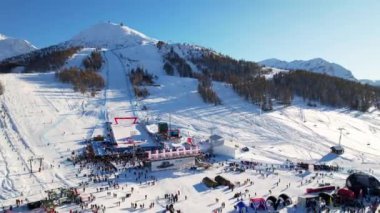 İtalya 'nın batısındaki Alpler' deki ünlü kayak merkezi Sestriere köyünün dağları üzerinde güzel panoramik hava aracı görüntüsü. 4K video