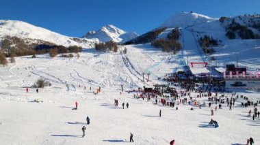İtalya 'nın batısındaki Alpler' deki ünlü kayak merkezi Sestriere köyünün dağları üzerinde güzel panoramik hava aracı görüntüsü. 4K video