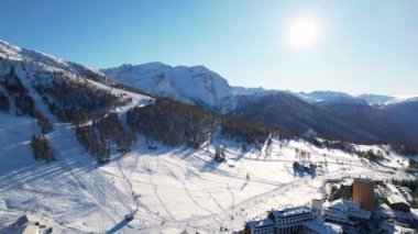 İtalya 'nın batısındaki Alpler' deki ünlü kayak merkezi Sestriere köyünün dağları üzerinde güzel panoramik hava aracı görüntüsü. 4K video