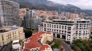Monte Carlo 'nun güzelliğini yukarıdan keşfedin. Bu büyüleyici insansız hava aracı görüntülerinde ikonik siluet, lüks yatlar, çarpıcı kıyı manzaraları seyahat ve yaşam tarzı projeleri sergileniyor.