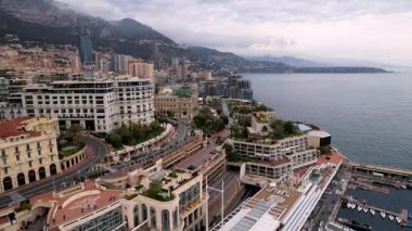 Bu çarpıcı İHA görüntüsüyle Monte Carlo üzerinde süzül. Citys 'in canlı mimarisi, görkemli kumarhaneleri, sakin sahil şeridi. Lüks seyahat alanındaki film yapımcıları ve içerik yaratıcıları için olmalı.